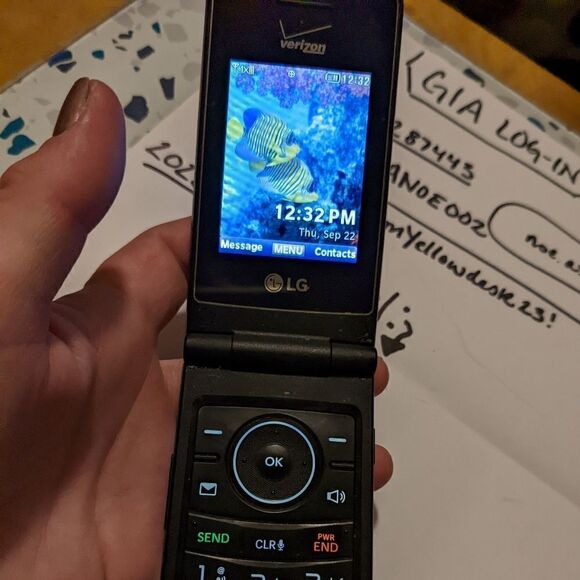 LG Verizon flip phone, excellent condition, works great - Picture 8 of 12